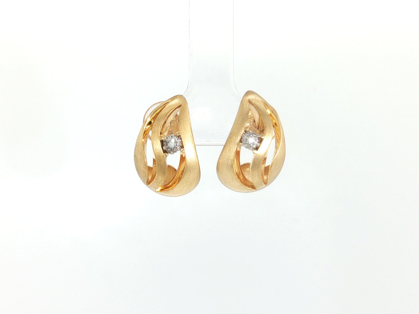Aretes en Oro amarillo 18k con Diamante — Aretes — Oro amarillo 18k